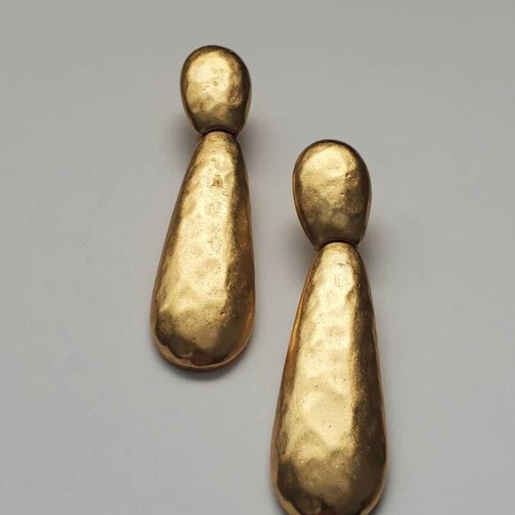 Signed Vendome Hammered Matte Gold-tone Long Clip-on Earrings - Picture 4 of 10